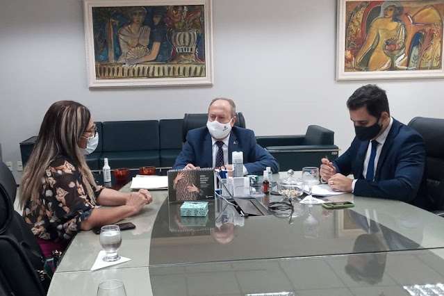 O procurador-geral de justiça, Eduardo Nicolau, se reuniu na manhã desta segunda-feira, 7, com o defensor público-geral do estado, Alberto Bastos, e com a promotora de justiça Glória Mafra (coordenadora do Centro de Apoio Operacional de Defesa da Saúde do Ministério Público do Maranhão) para tratar do acompanhamento da vacinação nos municípios maranhenses.