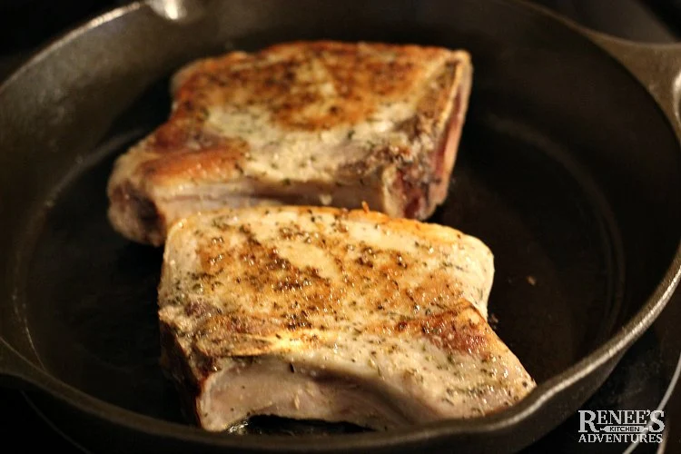 Browning 2 pork chops cooked with sous vide in a cast iron skillet