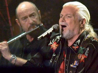 Scott McKenzie con Ian Anderson (Jethro Tull) en un concierto en Bremen en 2004