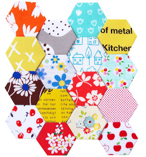 Scrappy Hexagon Quilt | © Red Pepper Quilts 2019 #scrapquilt #slowsewing #englishpaperpiecing