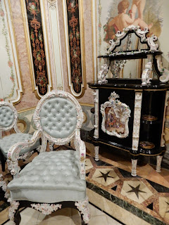 ゴンサーレス・マルティ国立陶器・装飾芸術博物館の展示された椅子