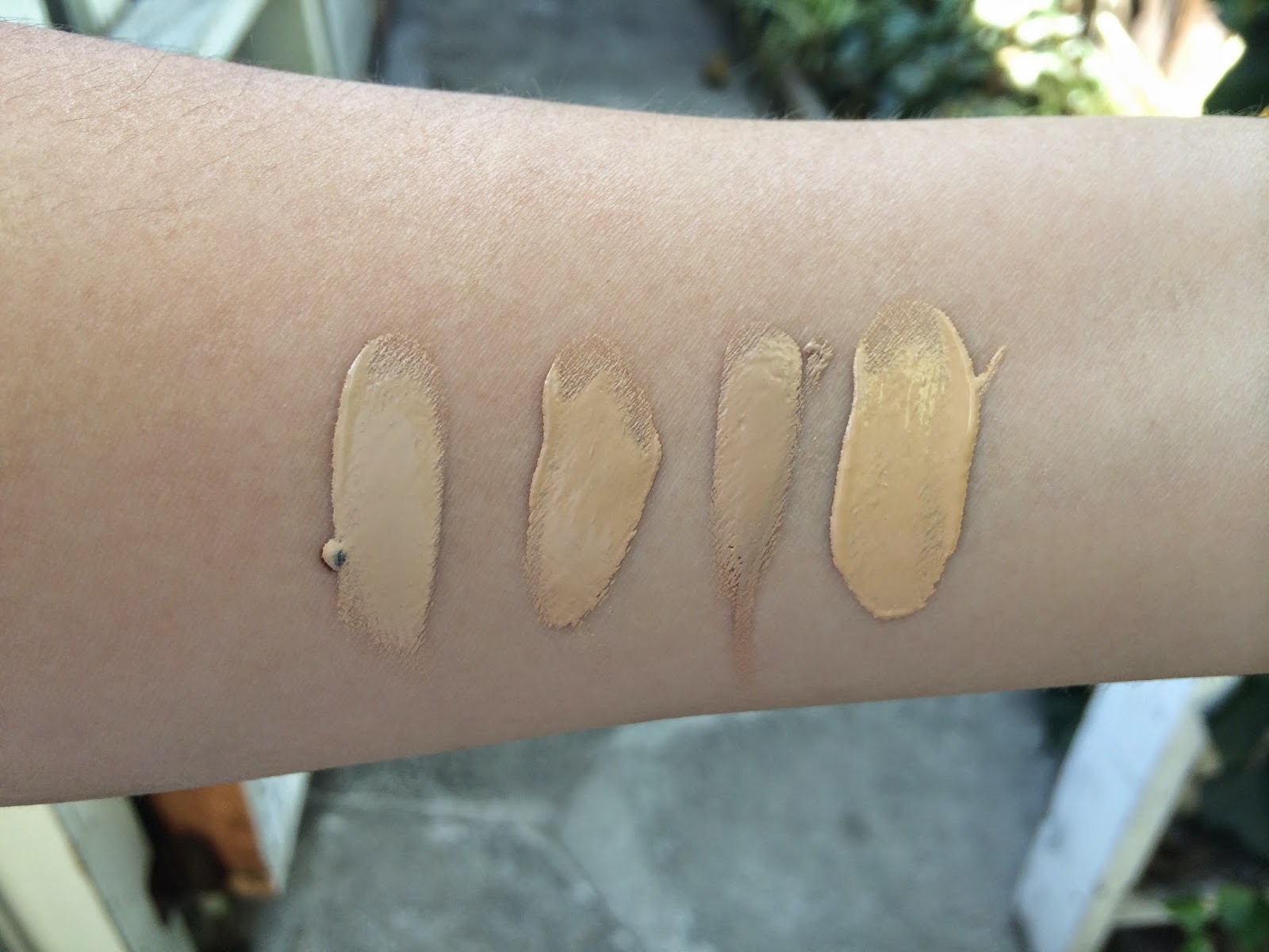 BeHonestBeauty First Look Diorskin Star Foundation in 21 Linen