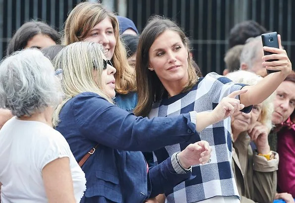 Queen Letizia wore Hugo Boss Floriza gingham wool blend knit top and Boss cotton trouser, Magrit pumps