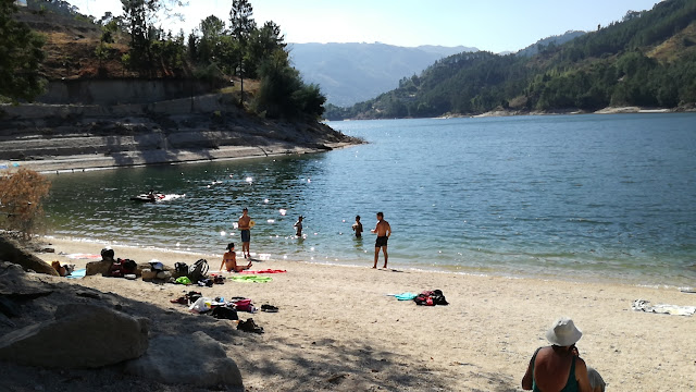 Albufeira da Caniçada na Praia Fluvial do México Albufeira da Caniçada na Praia Fluvial do México
