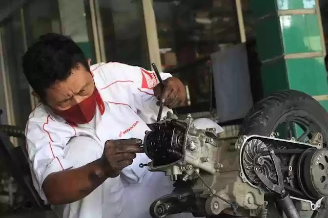 engine repair in work shop