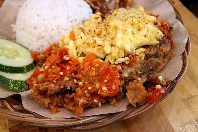 Dibalik Kelezatannya, Ternyata Seperti ini Resep Rahasia Ayam Geprek Bensu 