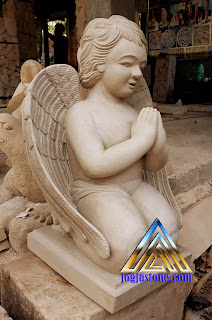 kerajinan seni patung terbuat dari batu alam putih kekuning-kuningan motif Patung Angel