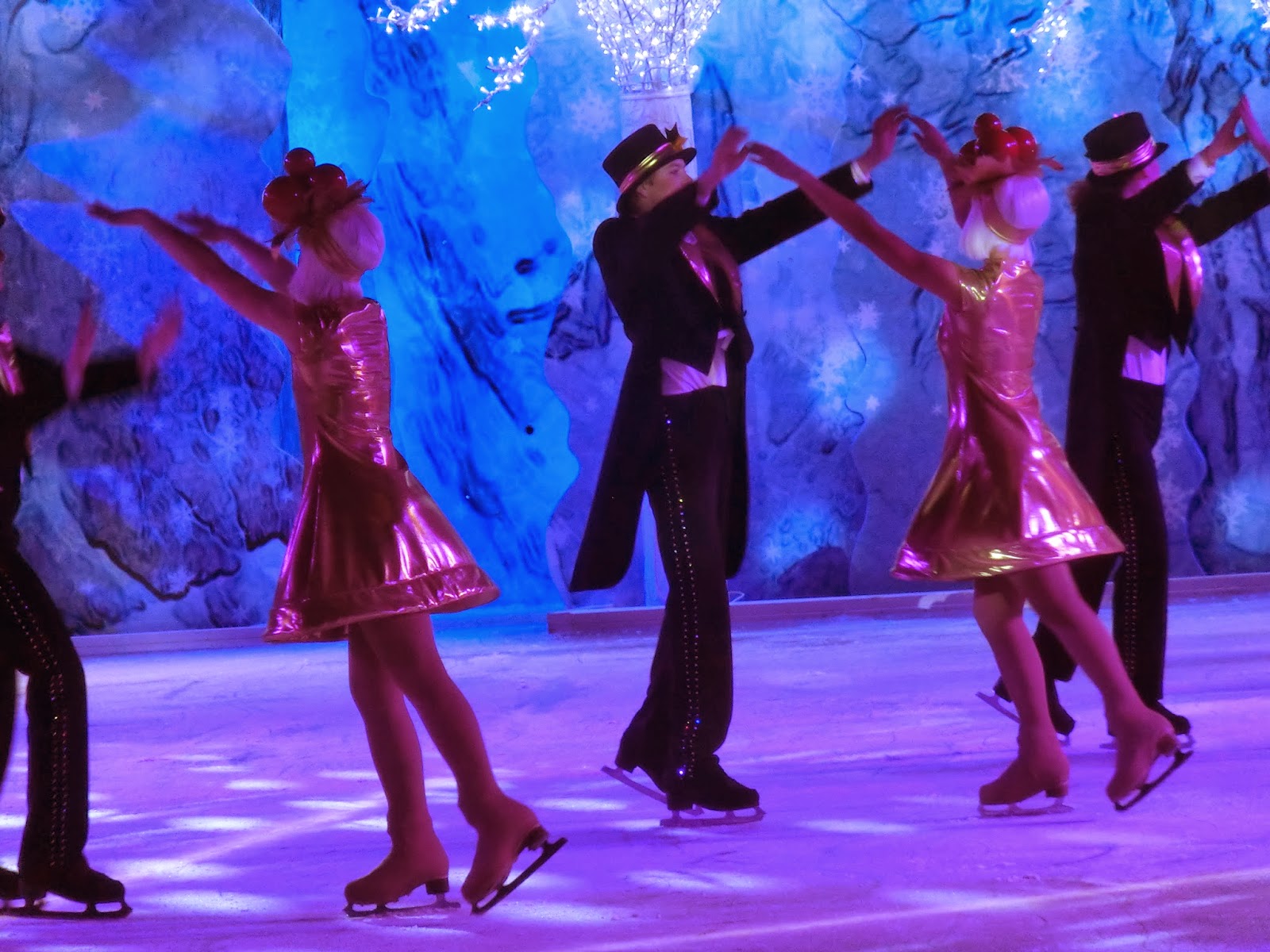 Rewinding Road iCe Skating Christmas Show in swedish Liseberg