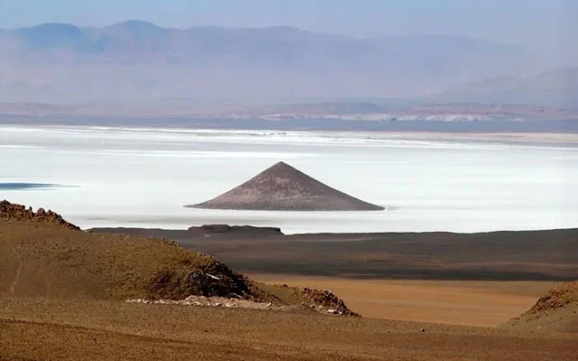 Bí ẩn "kim tự tháp" núi lửa từng có UFO ghé thăm ở Argentina