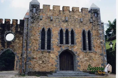 Detalhes com pedra folheta nos cantos, portas e janelas na construção do castelo de pedra.