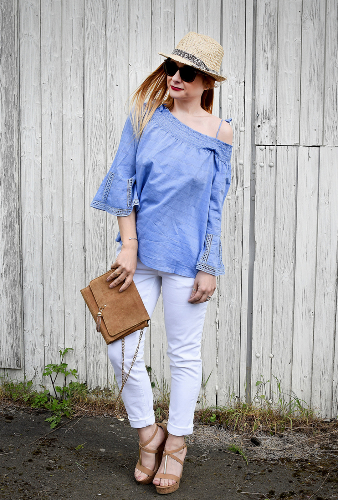 Tchibo, luftig und leger, weiße 7/8 Jeans, hellbaue Offshoulder Bluse