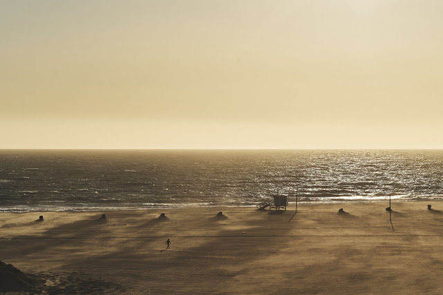 Лос-Анджелес.  Неизменный океан, едва узнаваемый пляж в Санта-Монике.