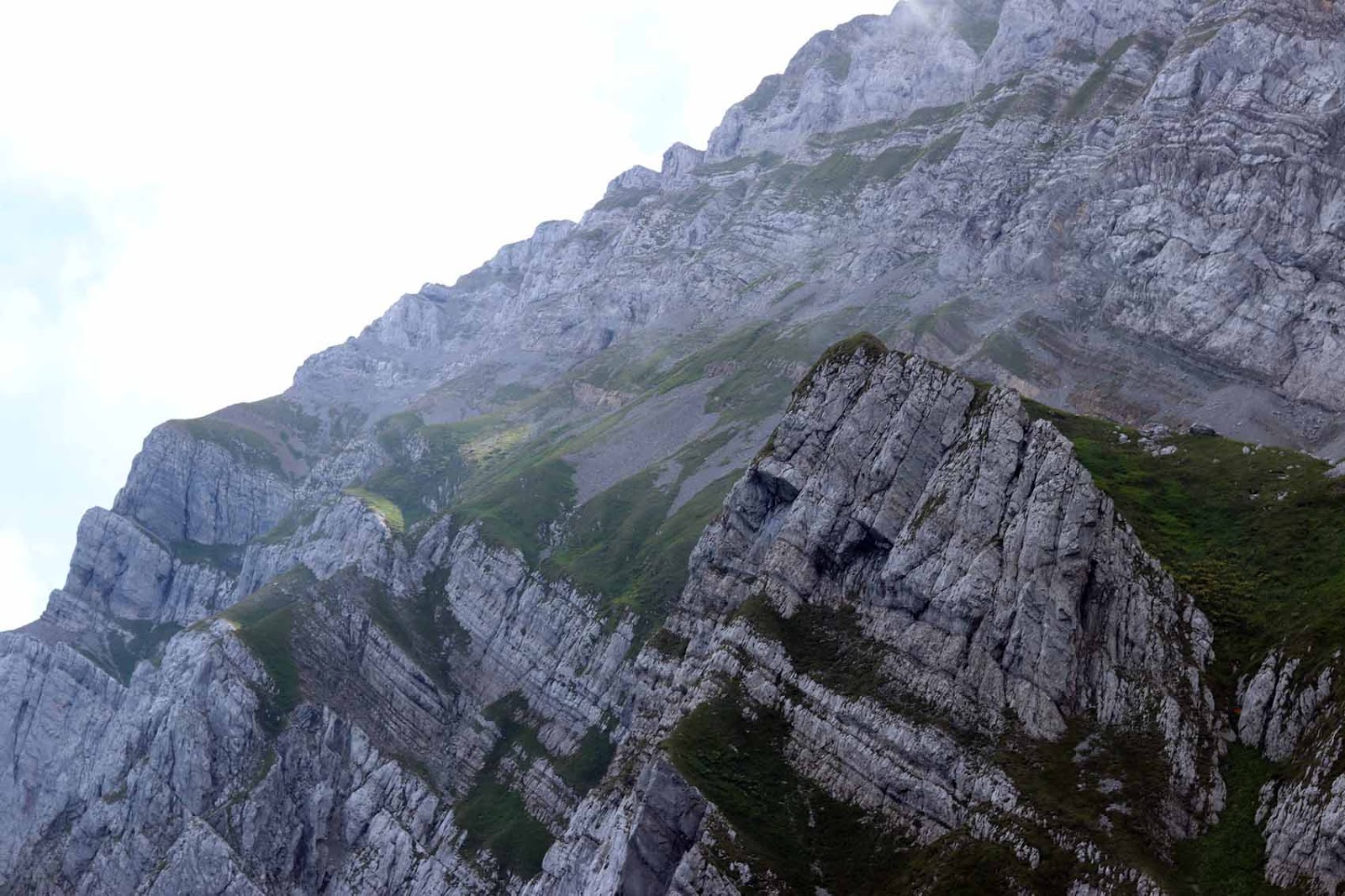 Kerrostumia vuorenrinteessä Säntis - maakerrostumat vuorenrinteessä