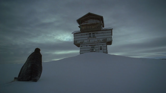 Una scena del film "The Lodge"