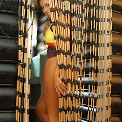 Andrea Rincon, Selena Spice Galer&iacute;a 36 - Shakiras, Camiseta Negra Con Amarillo y Rojo, Tanga Amarilla y Naranja Foto 51