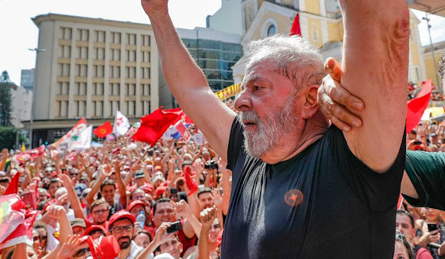 Lula decide não se entregar à Polícia Federal em Curitiba