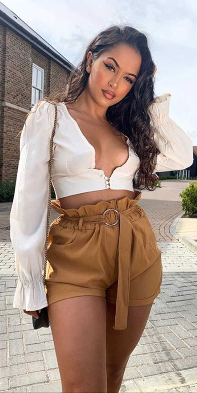 Comfy and casual style is perfect choice for summer season. It's time to share 26 Casual Summer Outfit Ideas You need this moment. Casual Outifts + Summer Style via higiggle.com | crop top + shorts | #summeroutfits #casualoutfits #summer #shorts