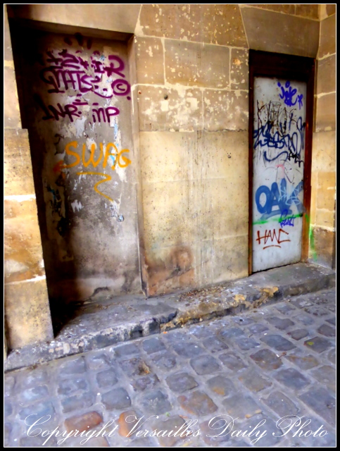 Graffiti tag king's stable petite écurie Versailles