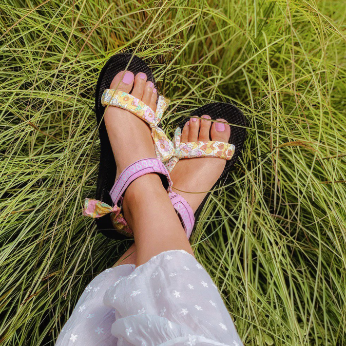 Sandalias decoradas con pañuelos de la cabeza