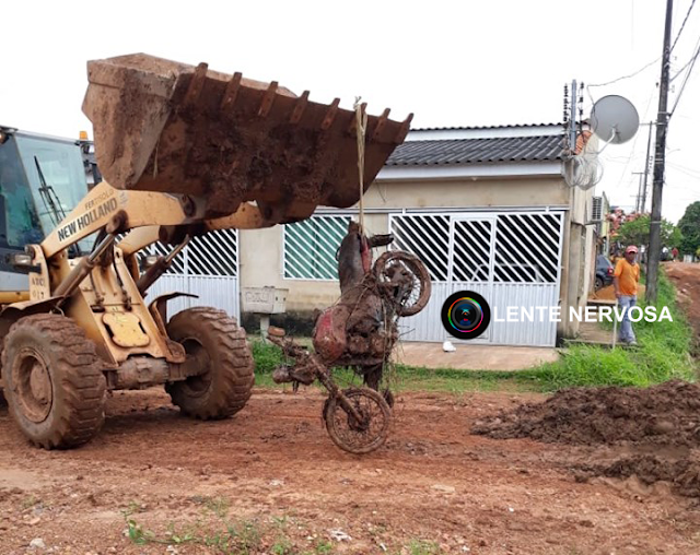 NO BUEIRO – Servidores da prefeitura encontram moto roubada durante limpeza no Bairro Cidade do Lobo 5 NO BUEIRO – Servidores da prefeitura encontram moto roubada durante limpeza no Bairro Cidade do Lobo