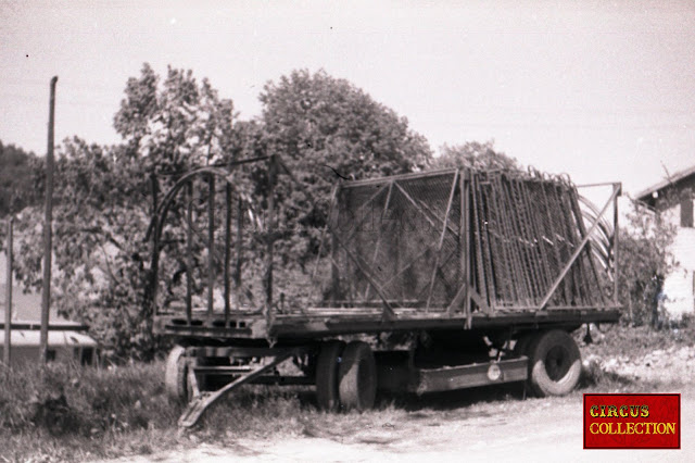 remorque transportant les barrières du  Cirque Franz Althoff 1967