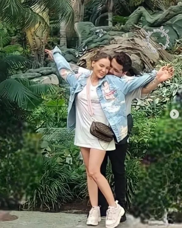 Belinda y Christian Nodal al estilo Titanic desde Disneyland