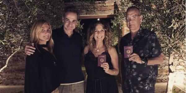 Το ζεύγος Μητσοτάκη με τους Έλληνες Τομ Χανκς και Ρίτα Γουίλσον στην Πάρο