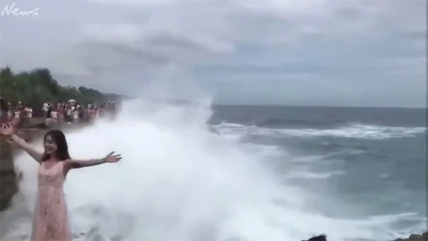 Tourist almost swept away by massive wave while posing for Bali holiday snap, Indonesia, News, Photo, Video, Woman, Social Network, Report, World