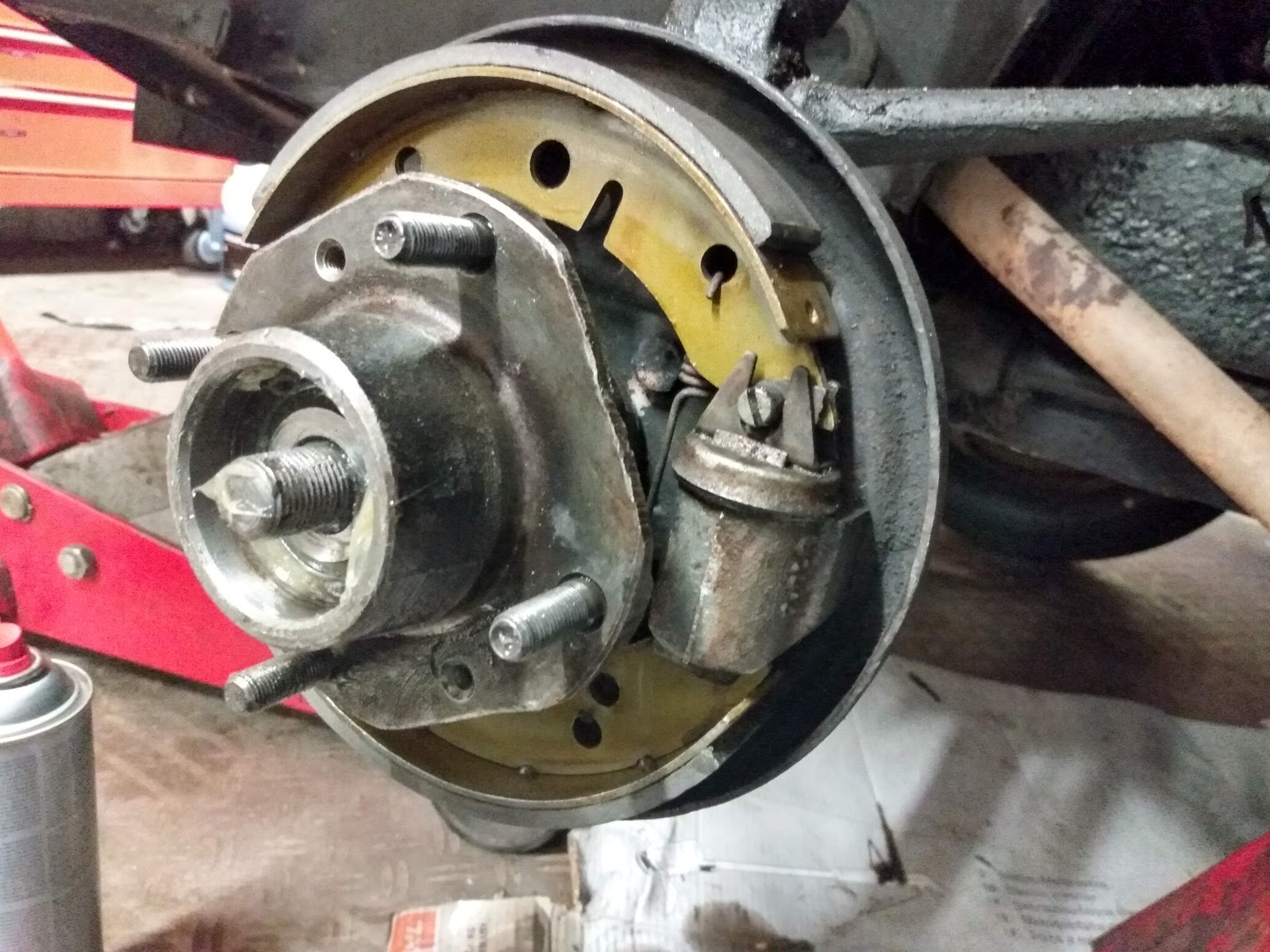 RustyDaytrips.nl Morris Minor tapered front hub bearings.