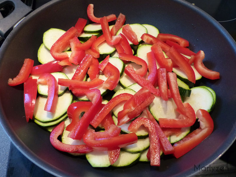 Faites revenir les courgettes et le poivron dans un fond l'huile d'olive.