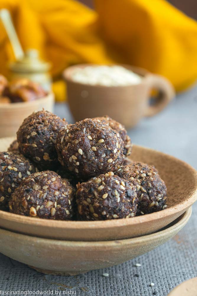 https://www.fascinatingfoodworld.com/2018/10/instant-chocolate-and-date-ladoos.html
