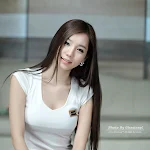 Lee Ji Min – White Top And Cream Shorts Foto 10
