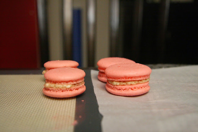 Visual comparison between macarons baked on silicon mats versus parchment paper. 