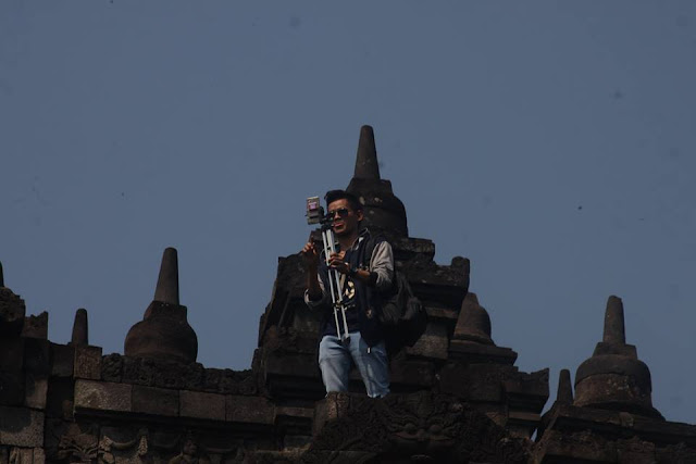 Miris! Hanya demi Berfoto Selfie, Seorang Pemuda Nekat Menaiki Stupa Candi Borobudur