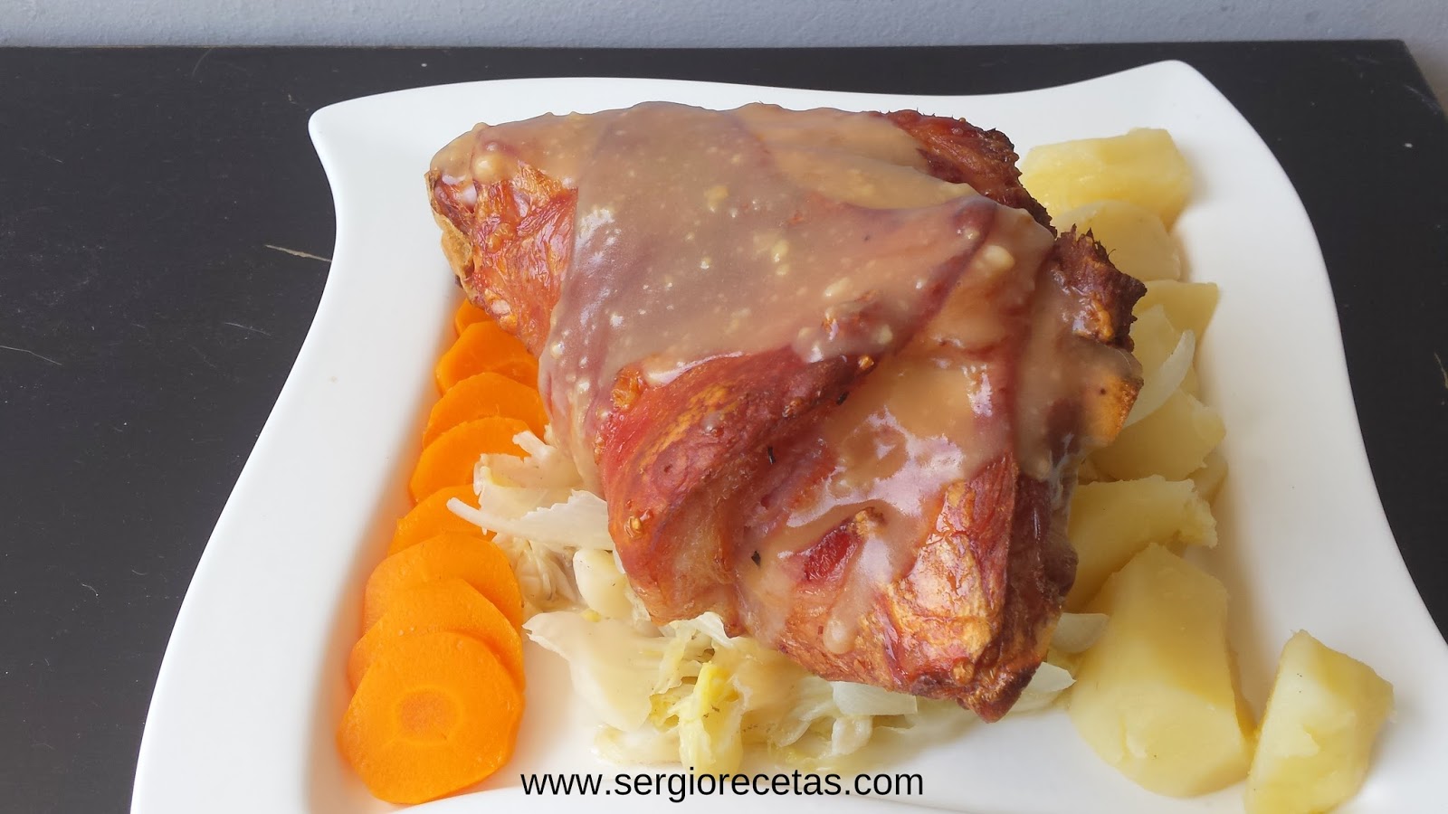 Cómo cocinar codillo de cerdo asado/ Receta fácil