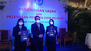 Kudus Turun Level, Pengambilan Ijazah di SMP 1 Kudus Diadakan Lebih Meriah 1 20211002 085830