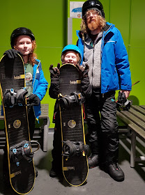 v Changed at Chill Factorᵉ benches ready for snowboarding