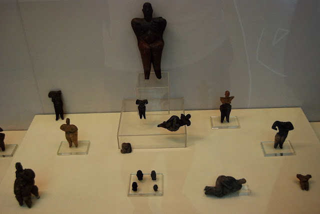 figurines en pierre et argile