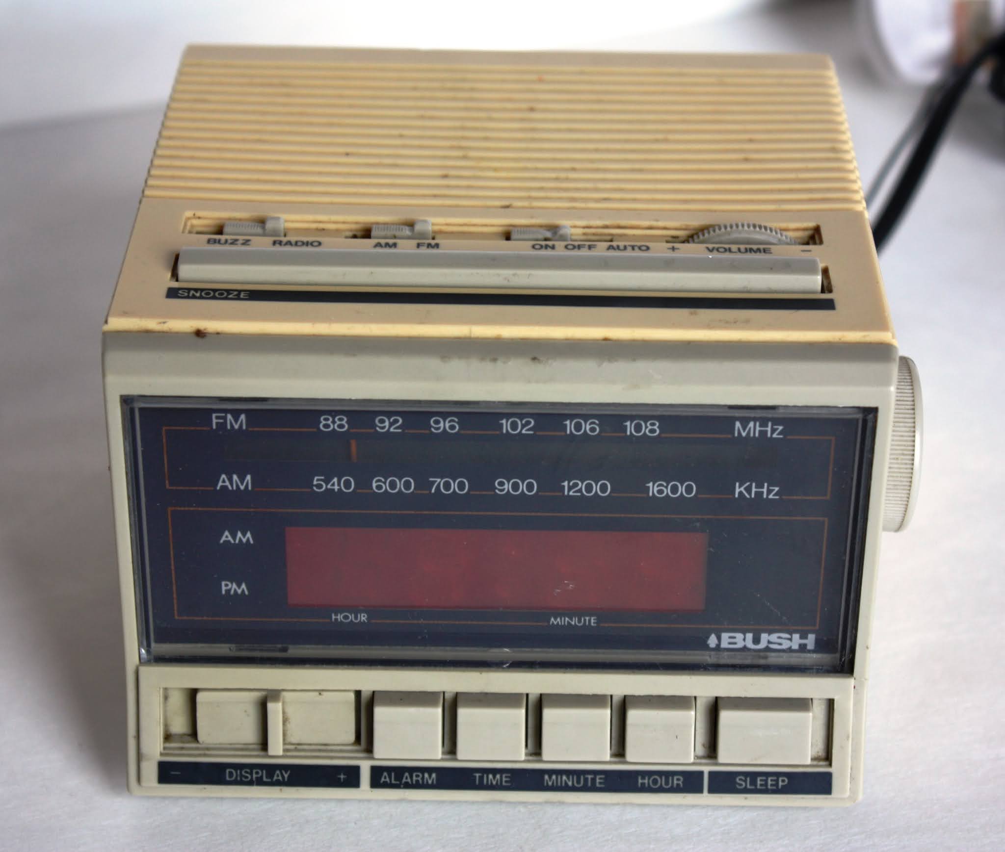 Kens Vintage Radios Bush6800 Electronic Alarm Clock Radio