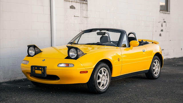 Classic yellow wallpaper Mazda MX-5 Classic yellow wallpaper Mazda MX-5