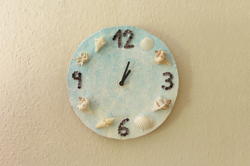 Sommer Diy Deko Ideen Wanduhr Mit Muscheln Und Pailletten Basteln