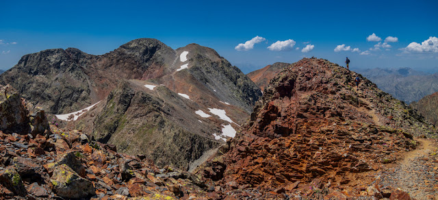 Al capdamunt del Montcalm. Coll de Riufred, Al fons, la Pica i el Verdaguer