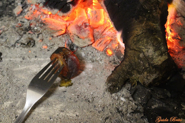 Garfo, linguiça e fogo.