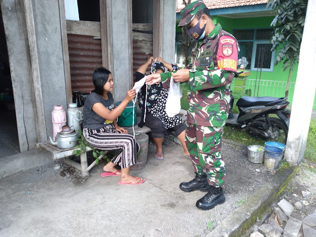 Bagikan Masker Gratis dan Sosialisasi 5 M Terus digalakkan Babinsa Kel. Gemolong