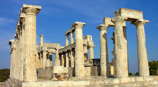 Aproximadamente en 440 a. de J.C., Pendes contrató arquitectos para que construyeran templos en la Acrópolis, monte rocoso qu