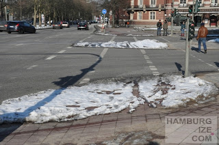 © hamburgize.com / Stefan Warda - "Geräumter Radweg" Fake-Winterdienst: "Geräumter Radweg" Johannes-Brahms-Platz