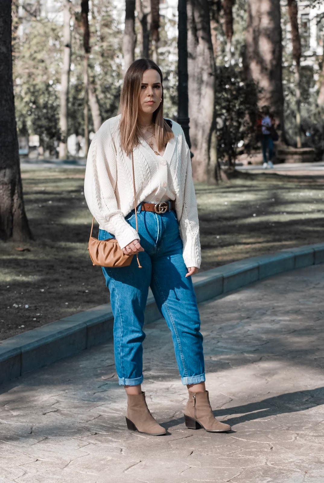 Outfit con cardigan y mom jeans