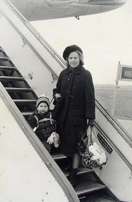 Gerdina en haar zoon stappen in voor vertrek naar Montreal 1965 (foto: Bronkarium)