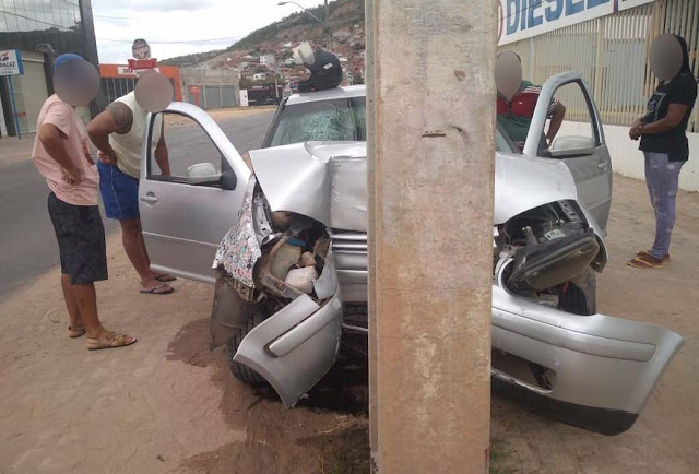 Carro colide em poste da rede elétrica em Jacobina; uma pessoa fica ferida