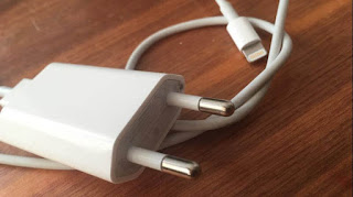 10 things you should never do while charging your smartphone,things you should never do while charging your smartphone,should never do while charging your smartphone,things you should avoid while charging your smartphone,10 things you should never do with your smartphone in 2018,never do this while charging your smartphone,smartphone,charging,not to do when charging your smartphone
